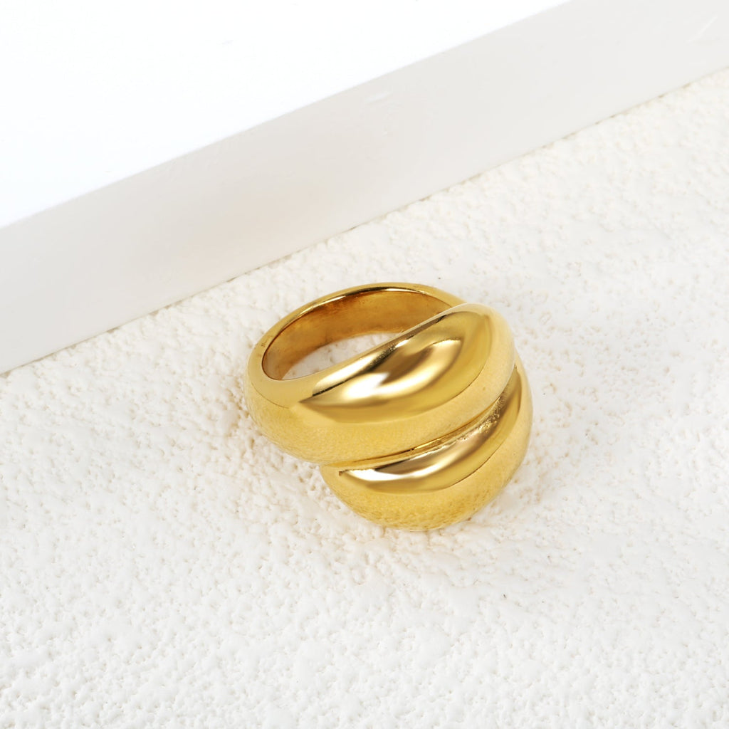 Asymmetry in Gold Ring - MacroPanora