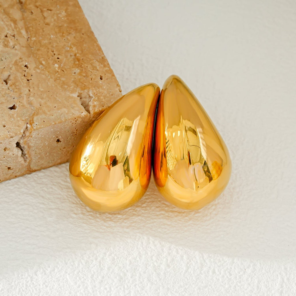 AVONTUR Gold: Statement Tear Drop Stud Earrings - MacroPanora