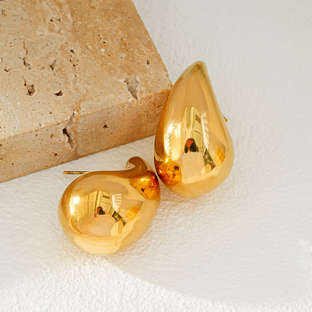 AVONTUR Gold: Statement Tear Drop Stud Earrings - MacroPanora