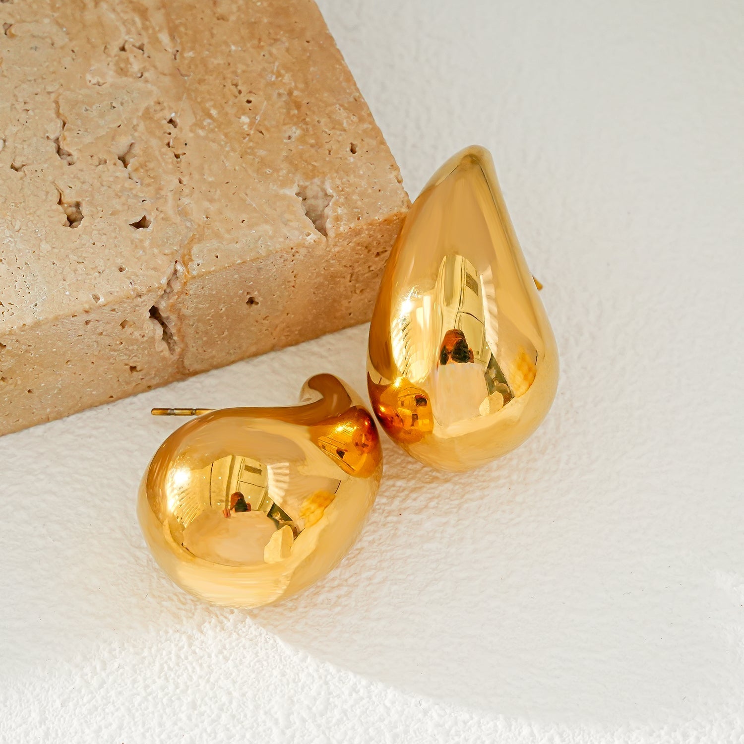 AVONTUR Gold: Statement Tear Drop Stud Earrings - MacroPanora