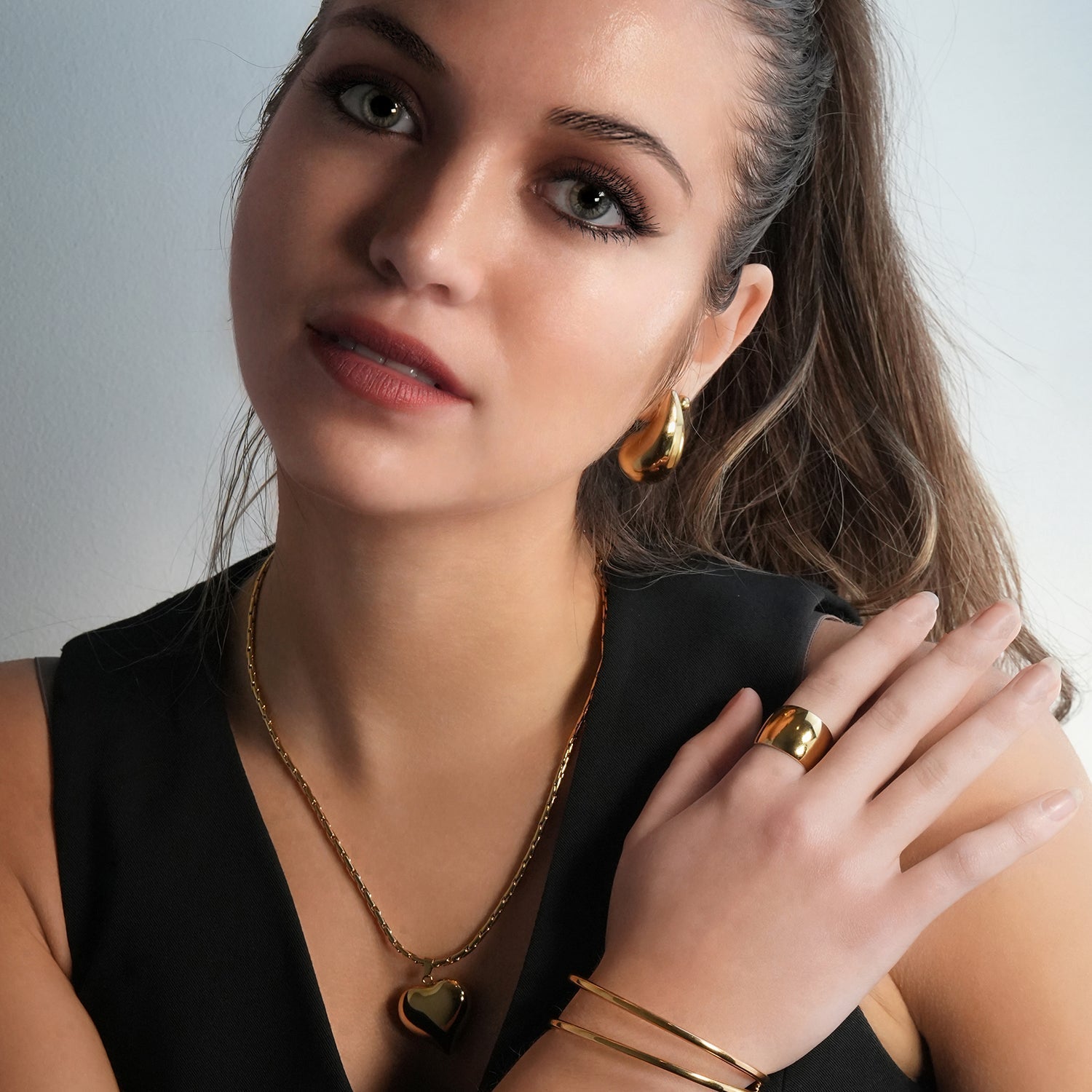 AVONTUR Gold: Statement Tear Drop Stud Earrings - MacroPanora