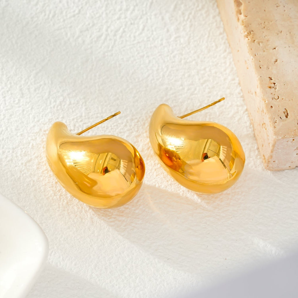 AVONTUR Gold: Statement Tear Drop Stud Earrings - MacroPanora