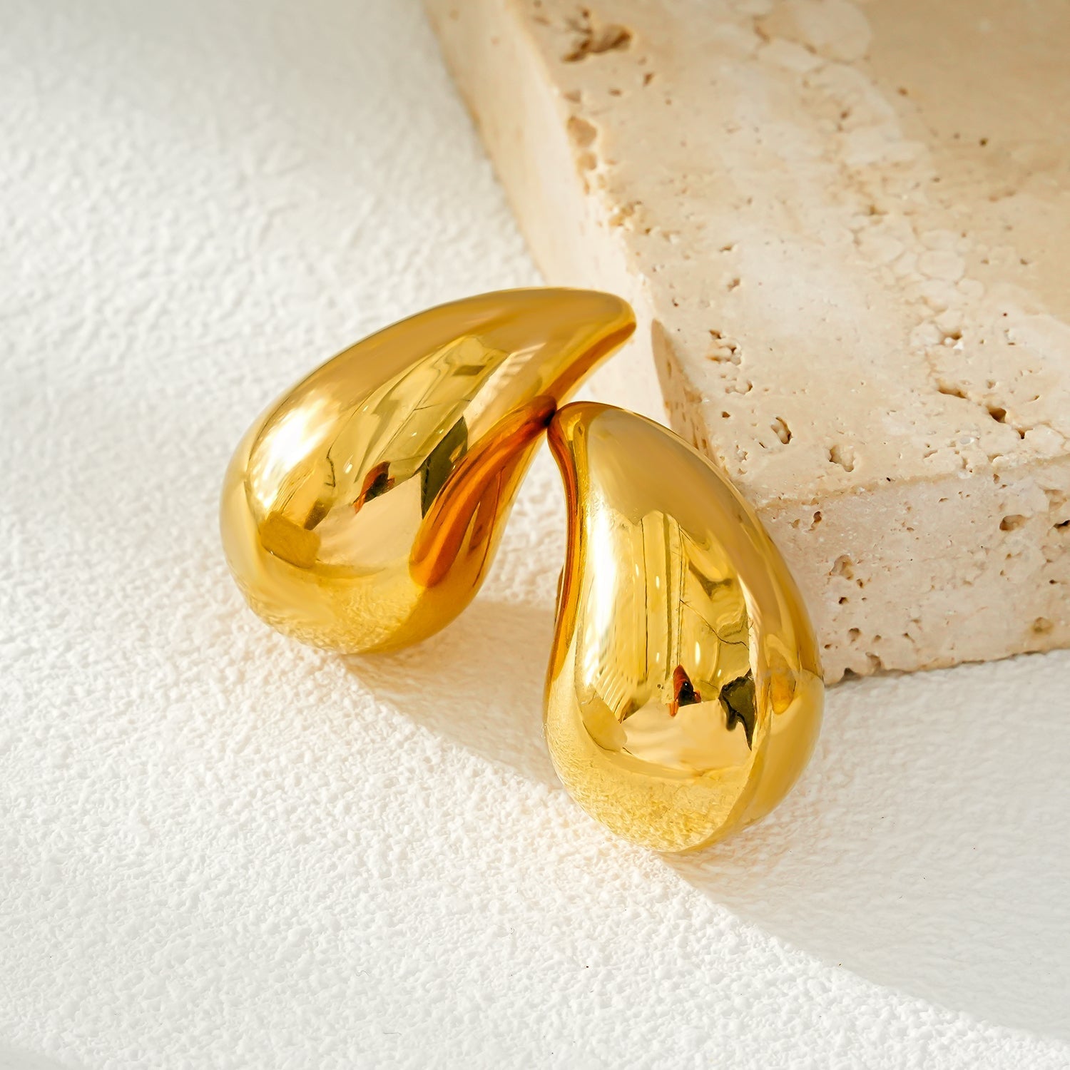 AVONTUR Gold: Statement Tear Drop Stud Earrings - MacroPanora