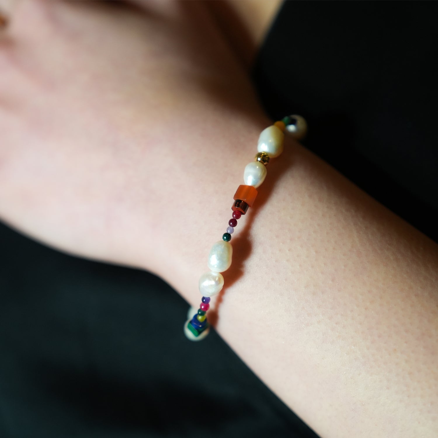 BANYANA: Paradise Found - Colourful Bracelet with Gold Beads, Natural Stones, and Freshwater Pearls - MacroPanora