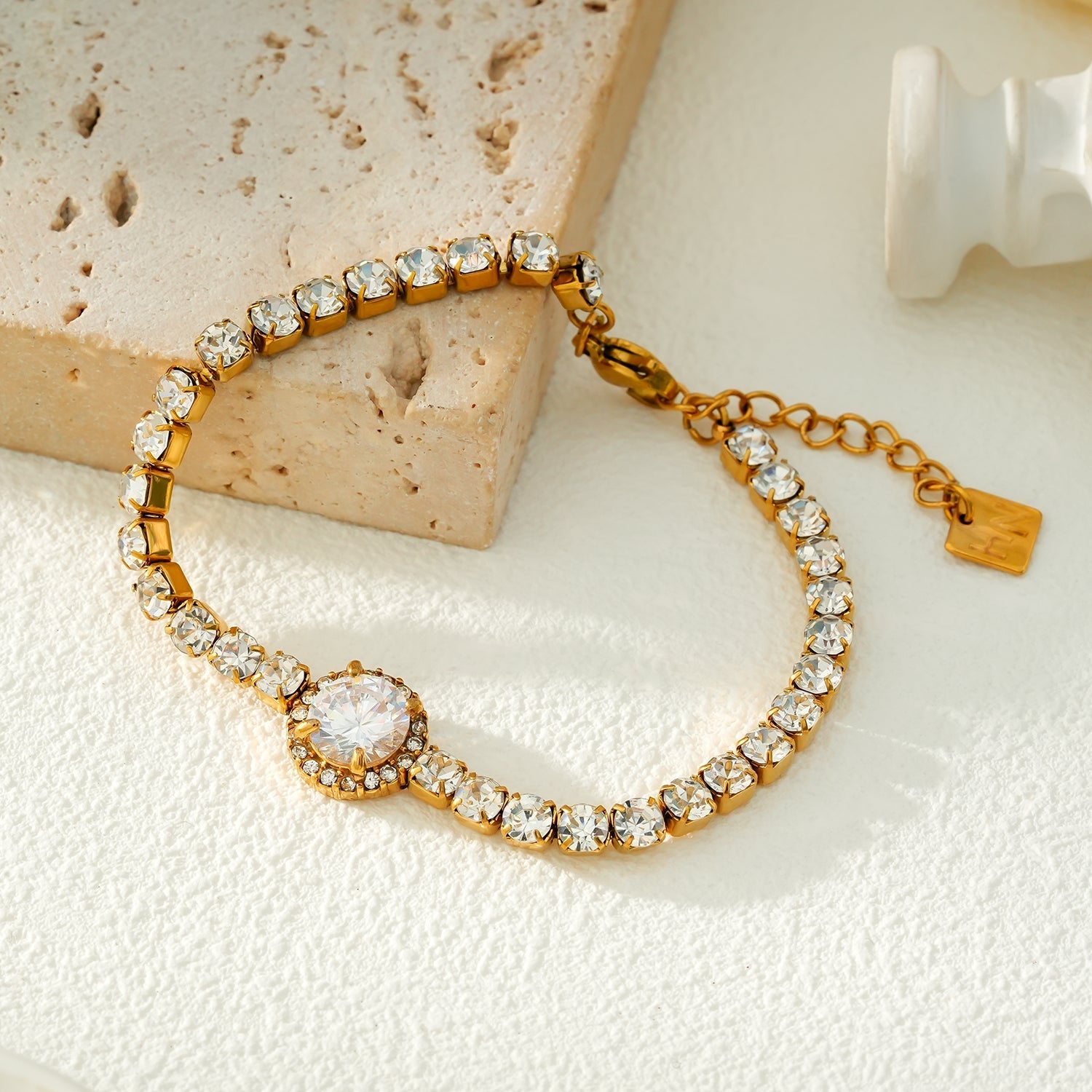 BEREA Gold: Tennis Bracelet with Large Zirconia (CZ) Centrepiece – Timeless Elegance for Every Occasion - MacroPanora