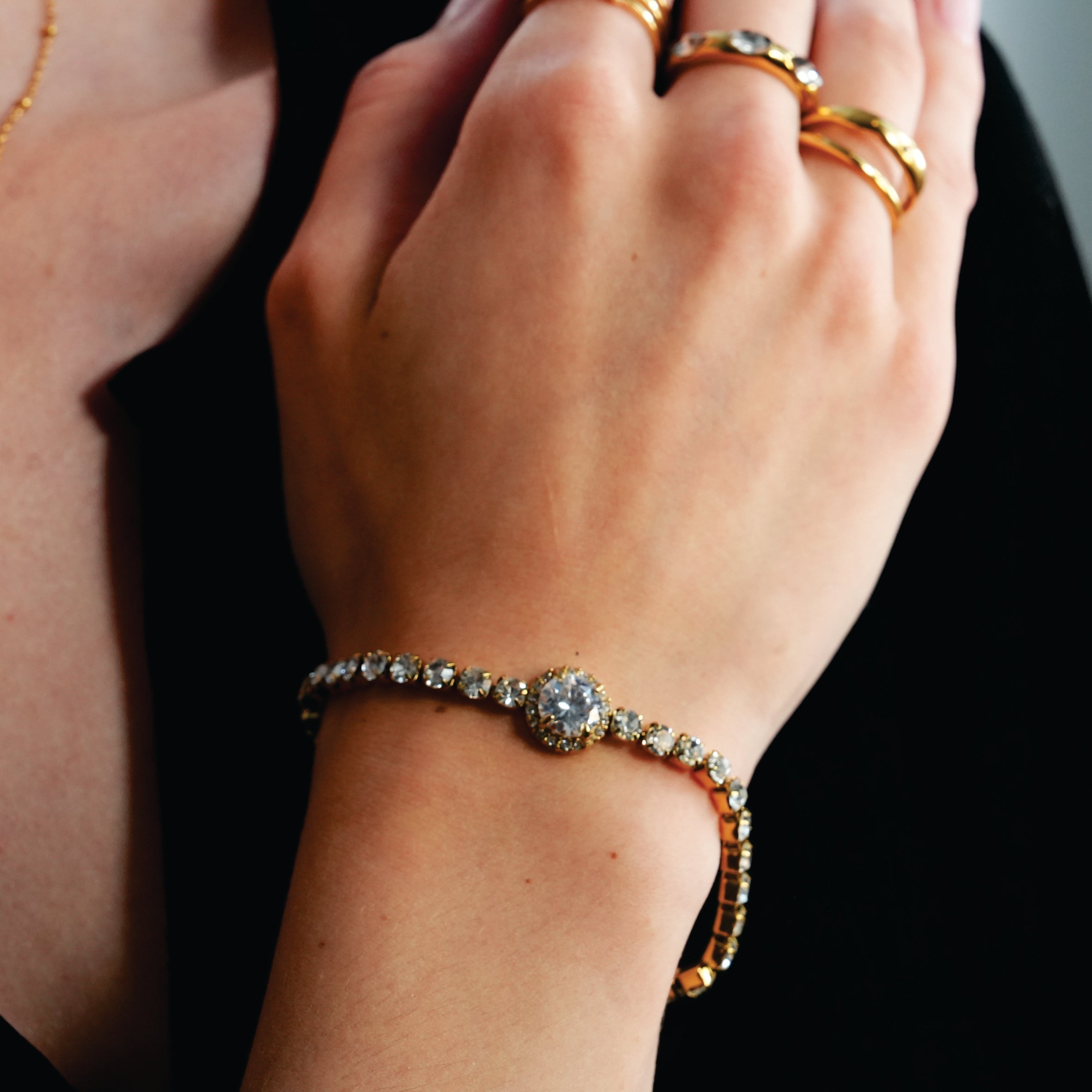 BEREA Gold: Tennis Bracelet with Large Zirconia (CZ) Centrepiece – Timeless Elegance for Every Occasion - MacroPanora