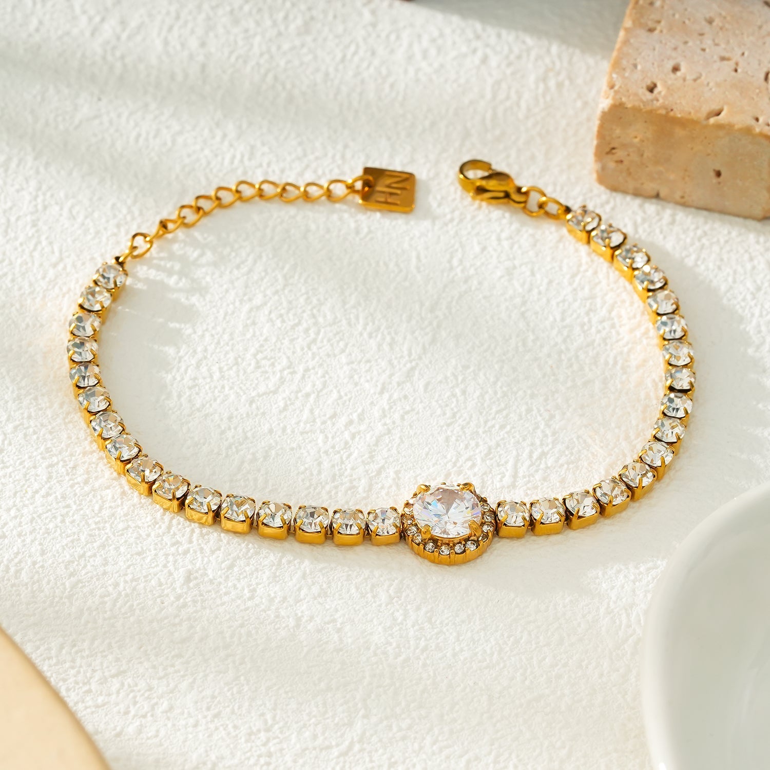 BEREA Gold: Tennis Bracelet with Large Zirconia (CZ) Centrepiece – Timeless Elegance for Every Occasion - MacroPanora