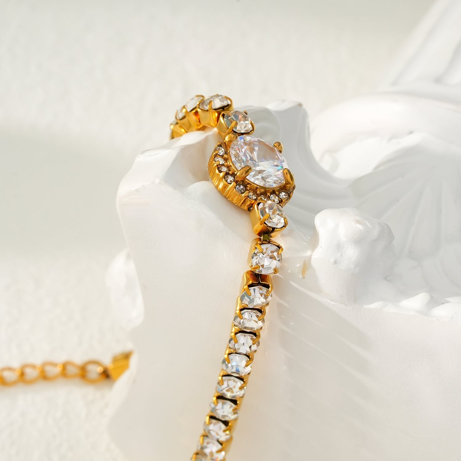 BEREA Gold: Tennis Bracelet with Large Zirconia (CZ) Centrepiece – Timeless Elegance for Every Occasion - MacroPanora