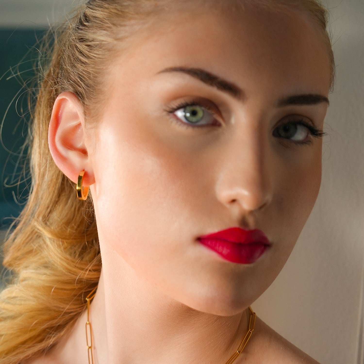 CALAU Gold: Contemporary Geometric Hoop Earrings - MacroPanora