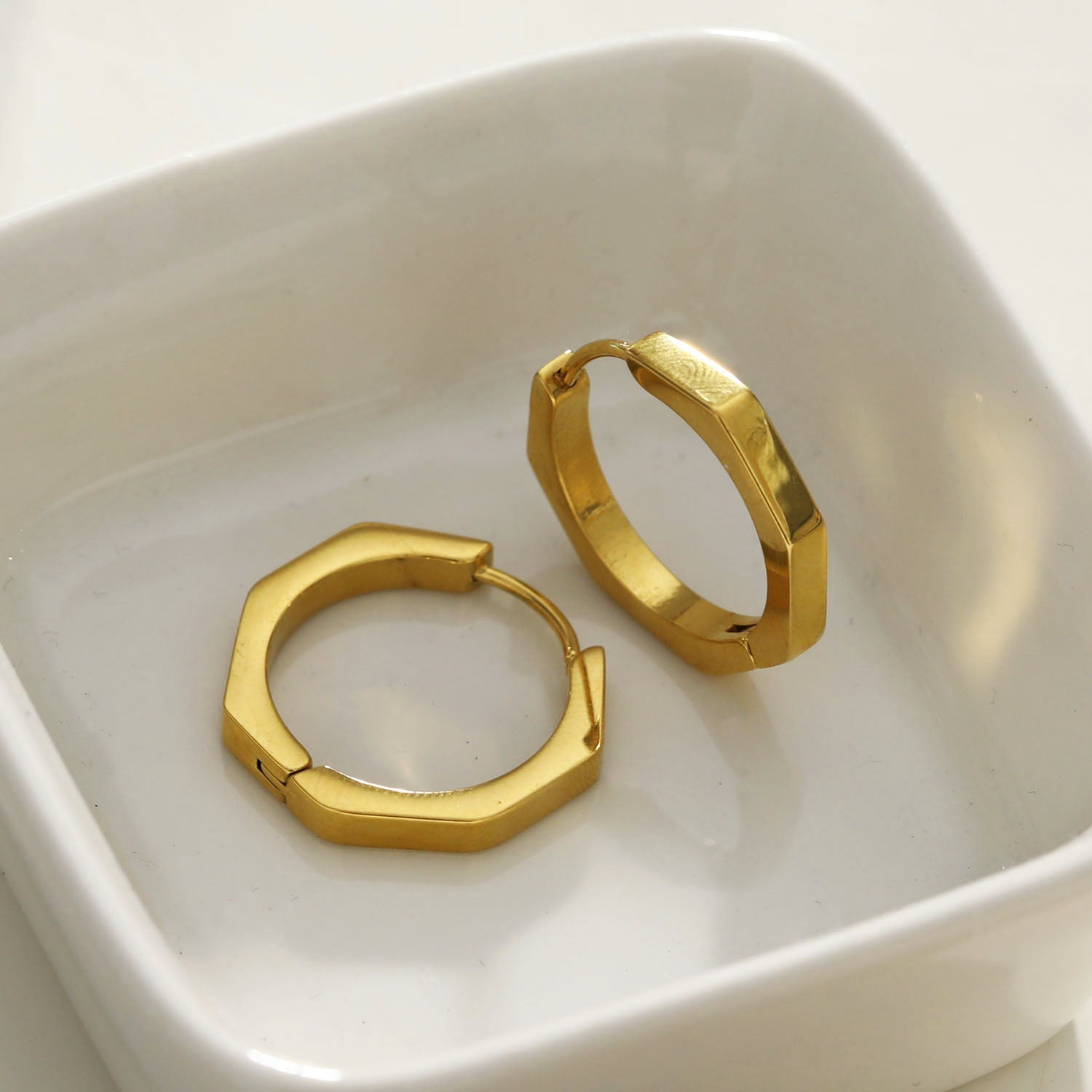 CALAU Gold: Contemporary Geometric Hoop Earrings - MacroPanora