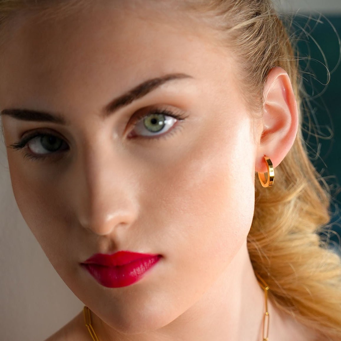 CALAU Gold: Contemporary Geometric Hoop Earrings - MacroPanora