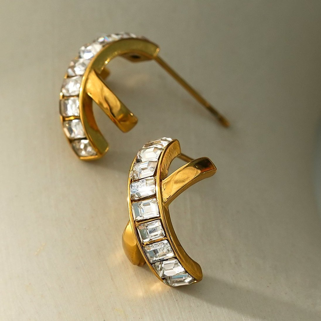 CARBIS: Retro Style Crossover Zirconia Embedded Earrings in Gold - MacroPanora