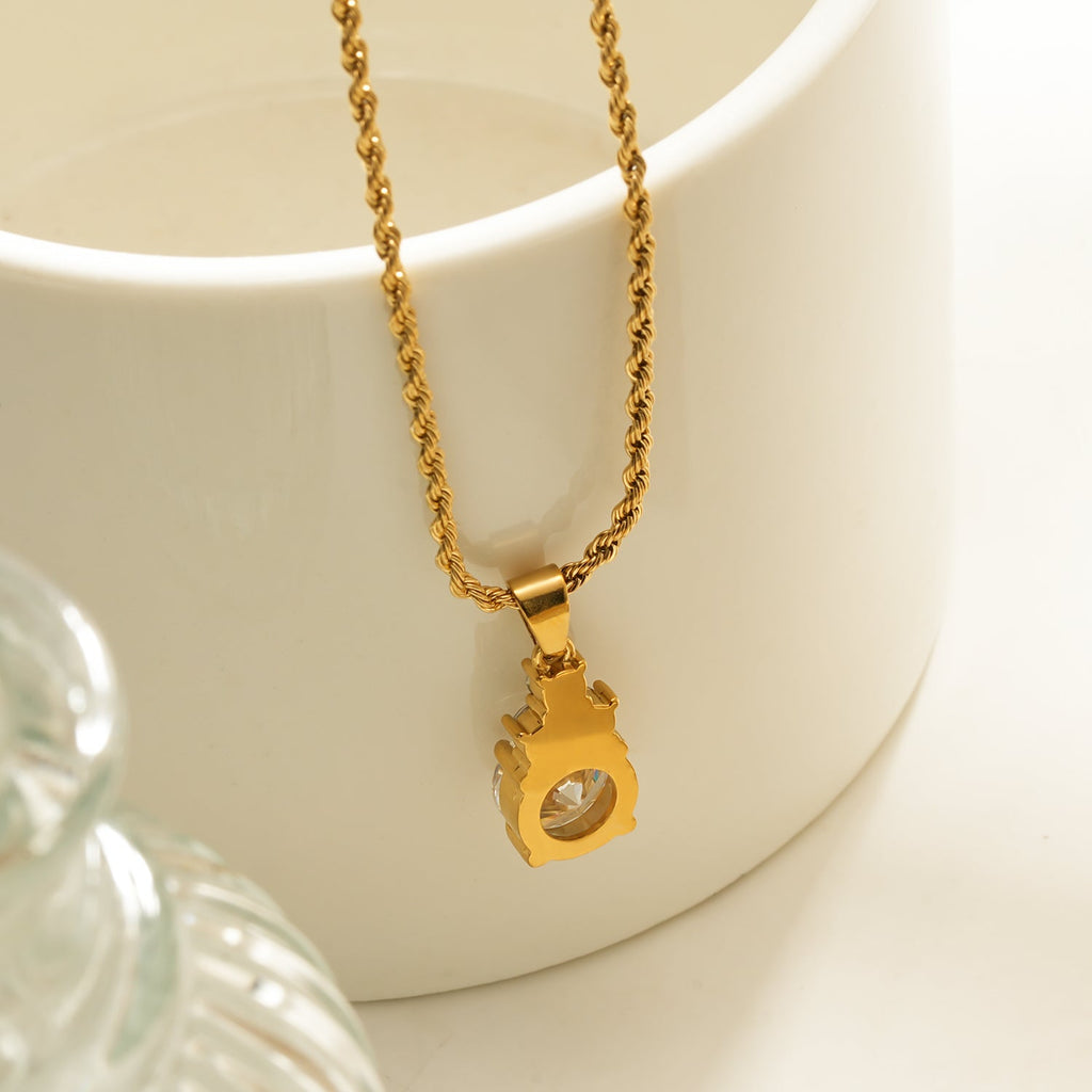 DANAE Gold: Textured Rope Chain with Zirconia Gems Pendant – Trio of Mini Stones on a Larger Gem - MacroPanora