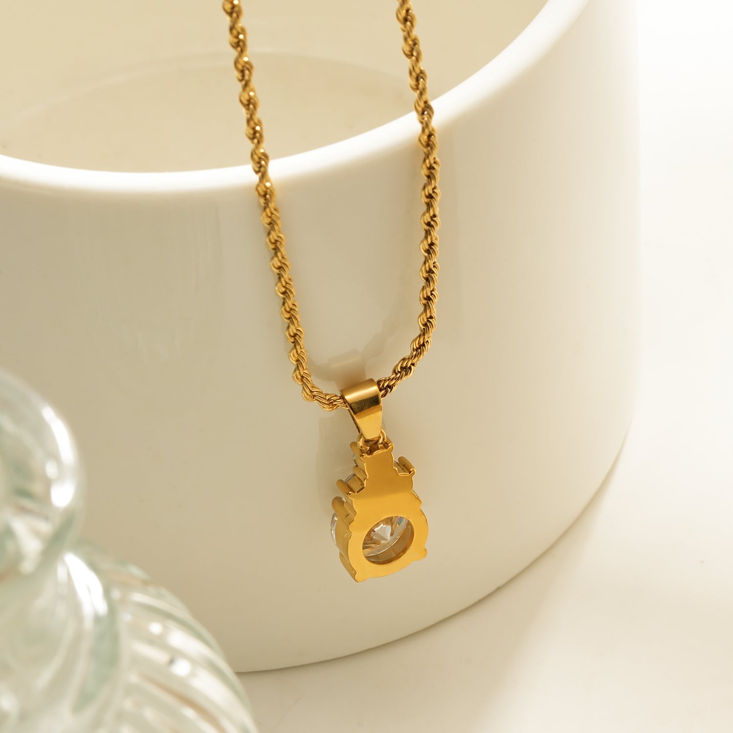 DANAE Gold: Textured Rope Chain with Zirconia Gems Pendant – Trio of Mini Stones on a Larger Gem - MacroPanora