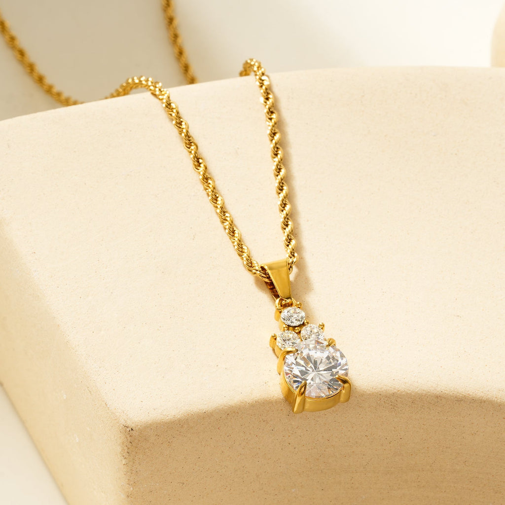 DANAE Gold: Textured Rope Chain with Zirconia Gems Pendant – Trio of Mini Stones on a Larger Gem - MacroPanora