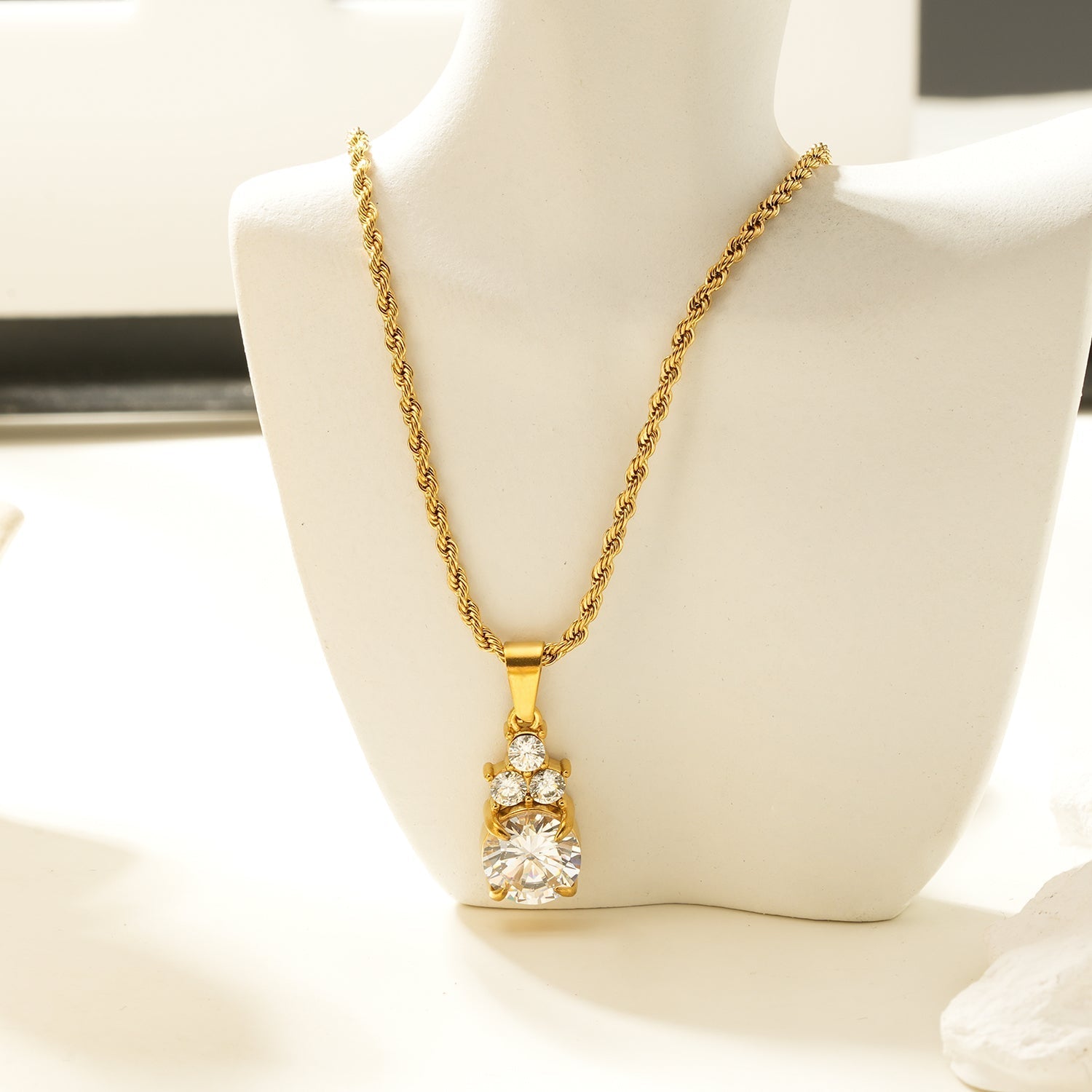 DANAE Gold: Textured Rope Chain with Zirconia Gems Pendant – Trio of Mini Stones on a Larger Gem - MacroPanora