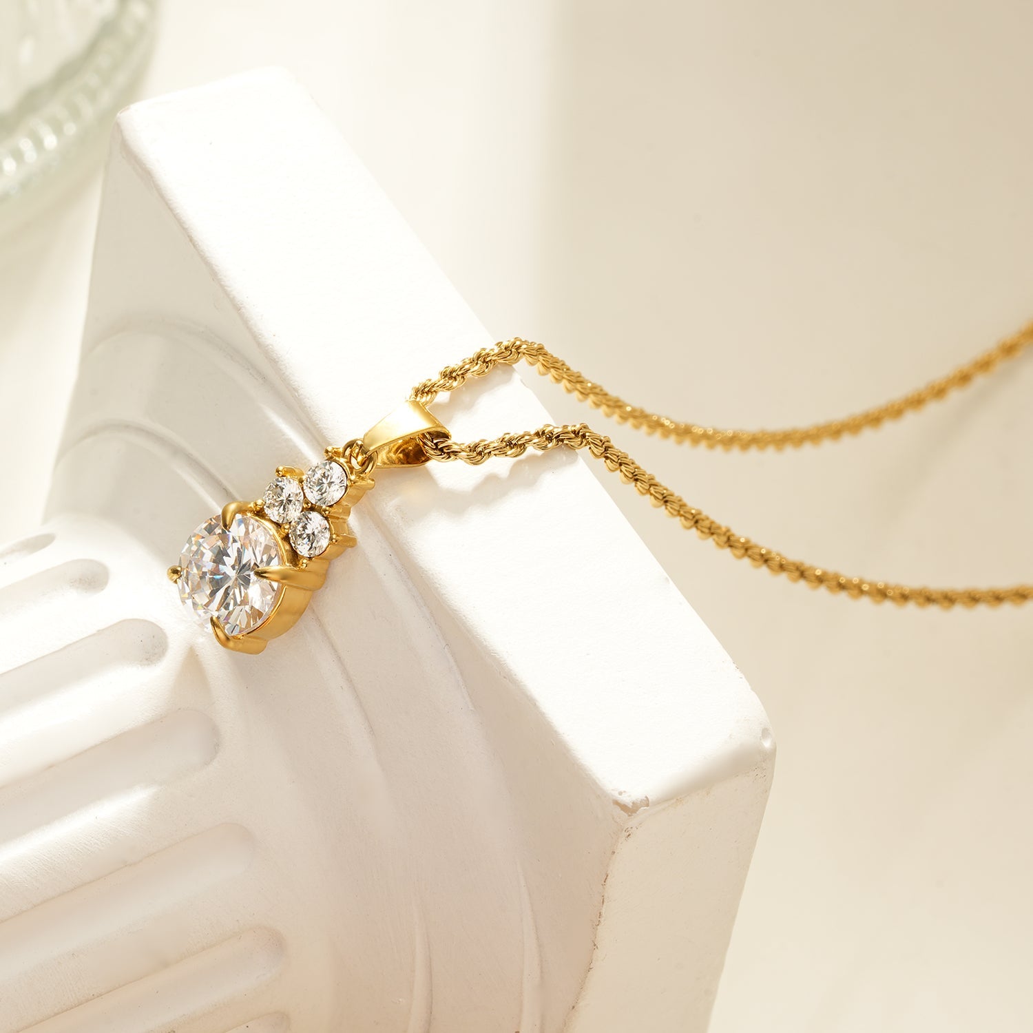 DANAE Gold: Textured Rope Chain with Zirconia Gems Pendant – Trio of Mini Stones on a Larger Gem - MacroPanora