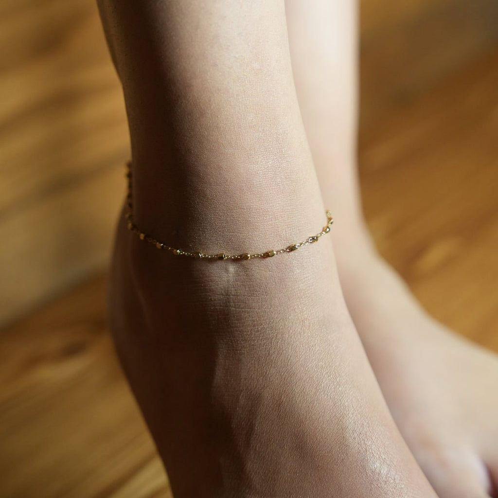 DEMELZA LG: Contemporary Gold Anklet with Delicate Square Beads - MacroPanora