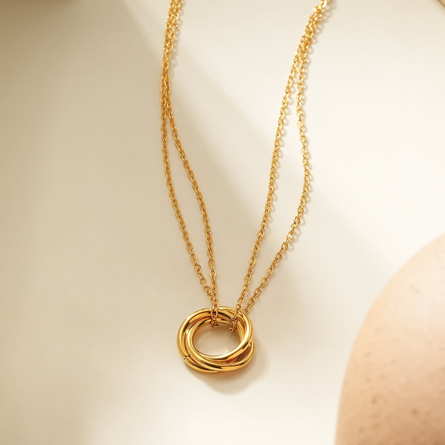 ELVIRA Gold: Double Chain Dainty Necklace with Intertwined 3 - Ring Pendant – Symbol of Love, Unity & Eternity - MacroPanora