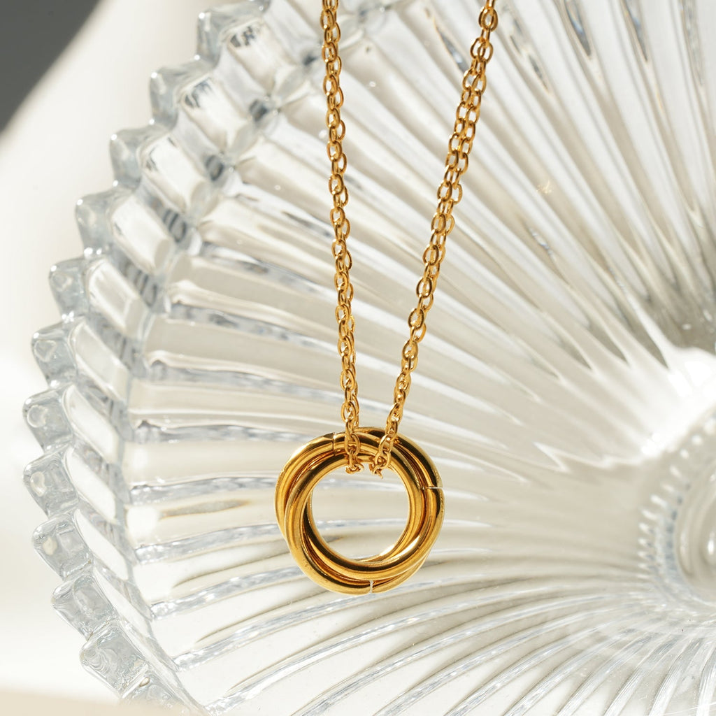 ELVIRA Gold: Double Chain Dainty Necklace with Intertwined 3 - Ring Pendant – Symbol of Love, Unity & Eternity - MacroPanora