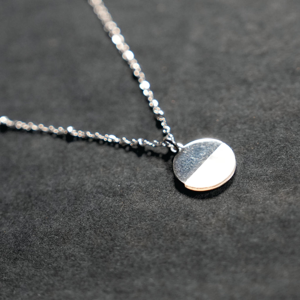 EMERSYN Silver (White Gold): Minimalist Metal & Shell Circle Pendant Necklace - MacroPanora