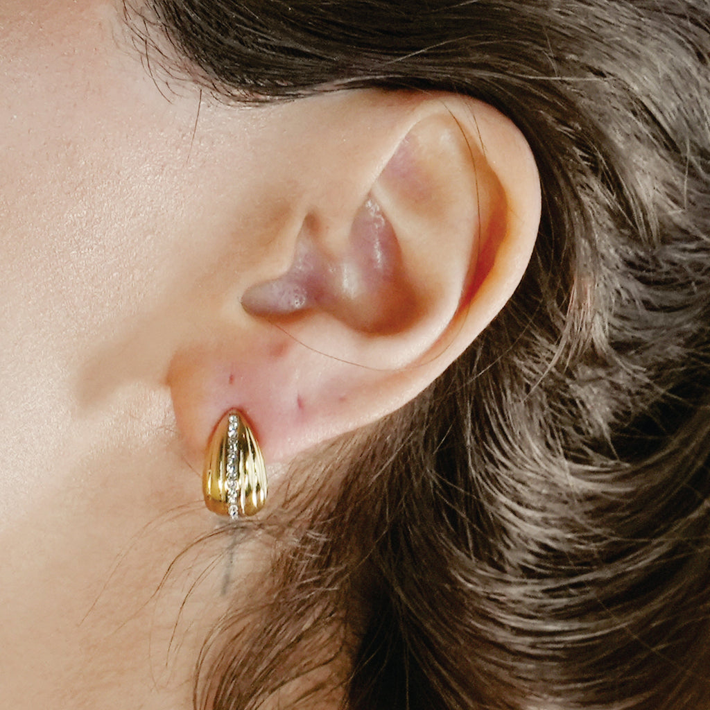 FERNDALE Gold: Stud Earrings with Textured Lines Highlighted with a Pavé Zirconia (CZ) Middle Row - MacroPanora