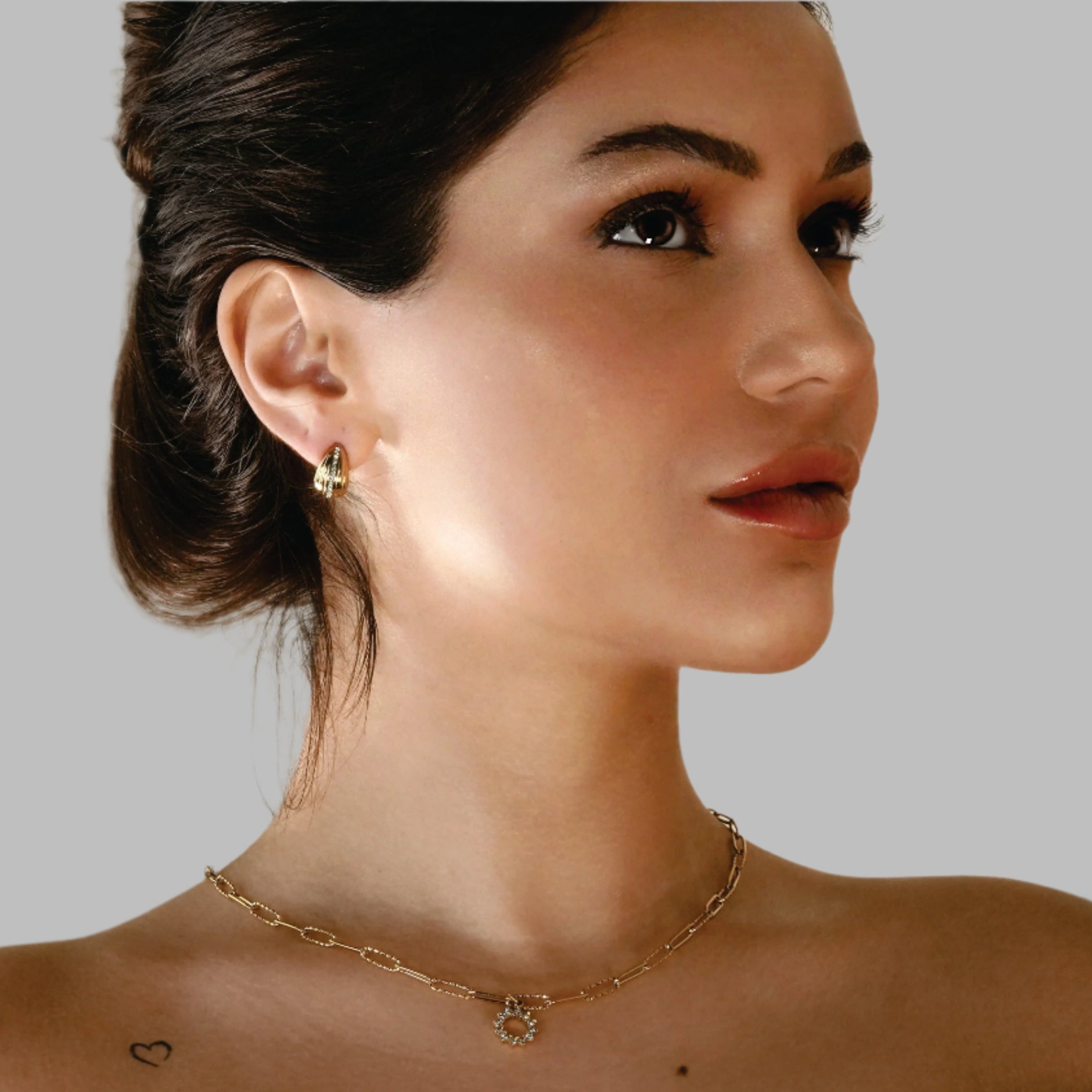 FERNDALE Gold: Stud Earrings with Textured Lines Highlighted with a Pavé Zirconia (CZ) Middle Row - MacroPanora