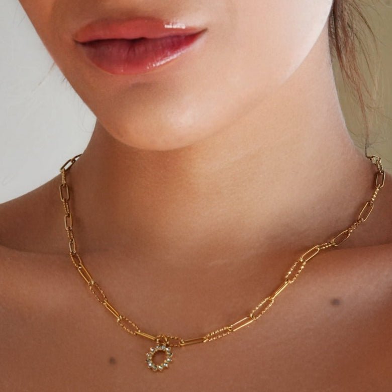 FRETTA: Radiant Star Shaped Pendant Zirconia Paper - Clip Chain Necklace in Gold. - MacroPanora