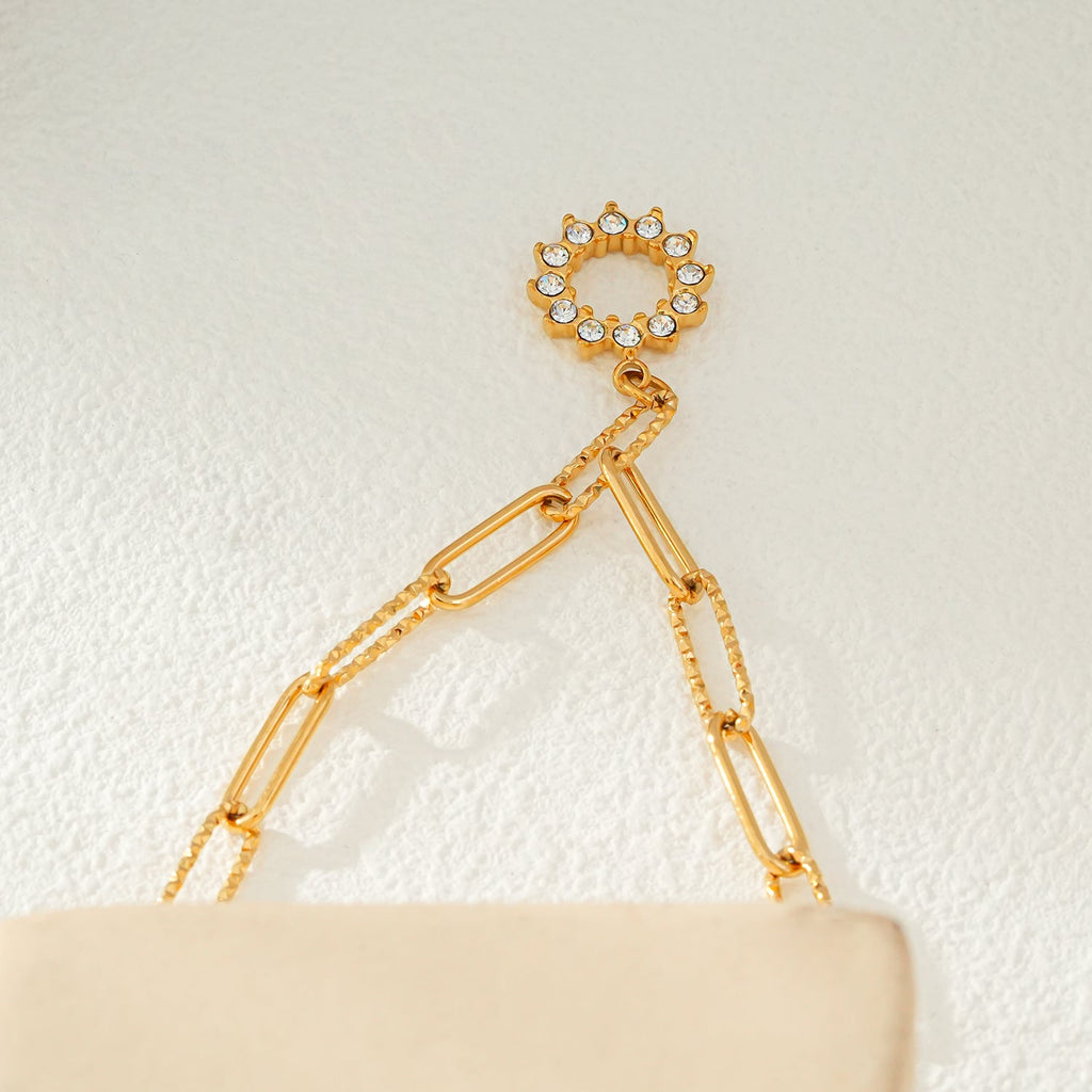 FRETTA: Radiant Star Shaped Pendant Zirconia Paper - Clip Chain Necklace in Gold. - MacroPanora
