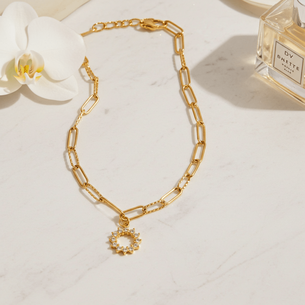 FRETTA: Radiant Star Shaped Pendant Zirconia Paper-Clip Chain Necklace in Gold. - MacroPanora