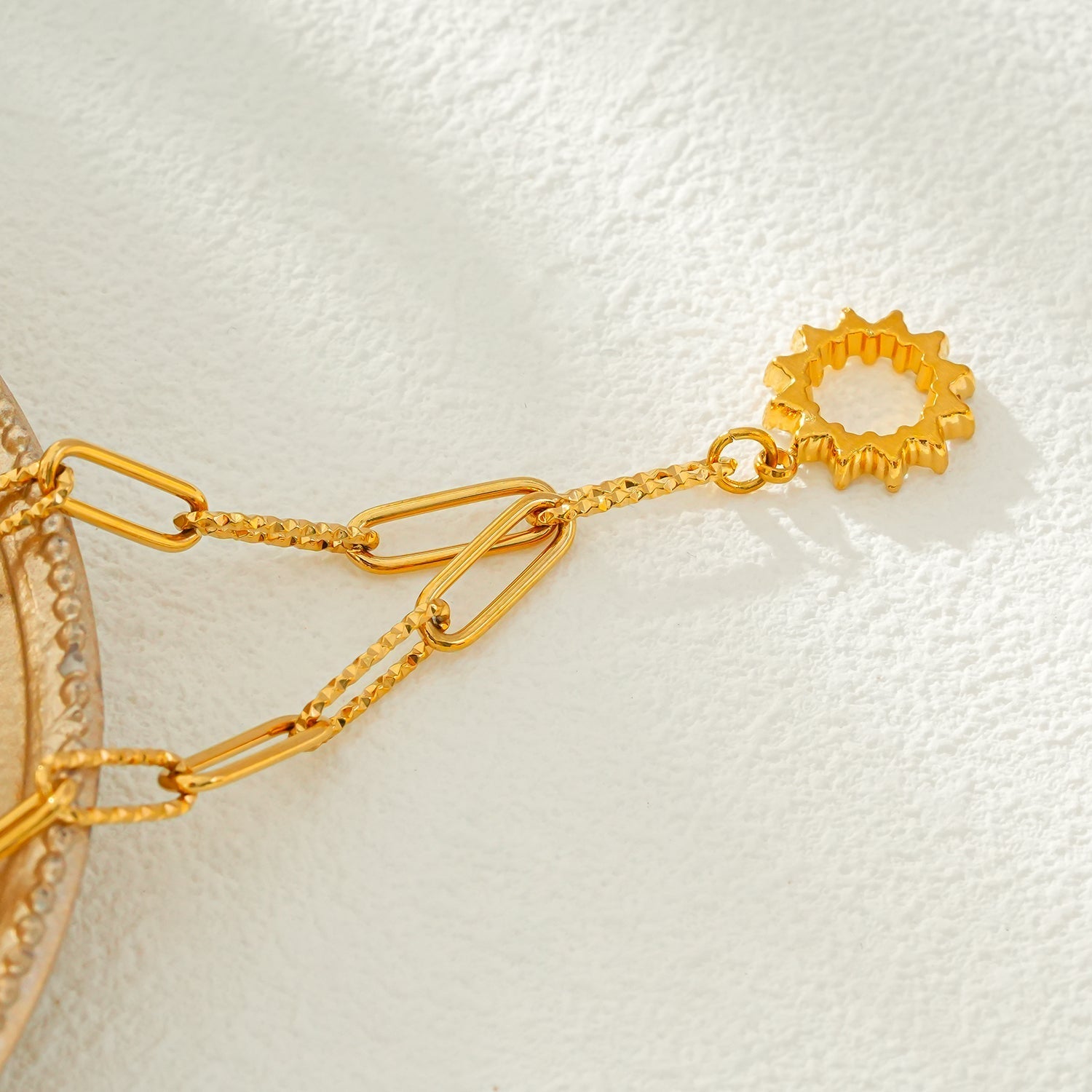 FRETTA: Radiant Star Shaped Pendant Zirconia Paper - Clip Chain Necklace in Gold. - MacroPanora