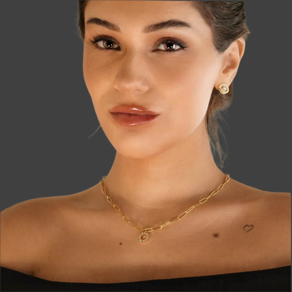 FRETTA: Radiant Star Shaped Pendant Zirconia Paper - Clip Chain Necklace in Gold. - MacroPanora