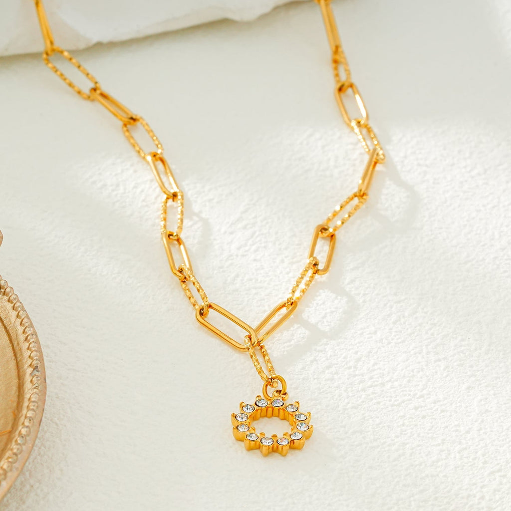FRETTA: Radiant Star Shaped Pendant Zirconia Paper - Clip Chain Necklace in Gold. - MacroPanora