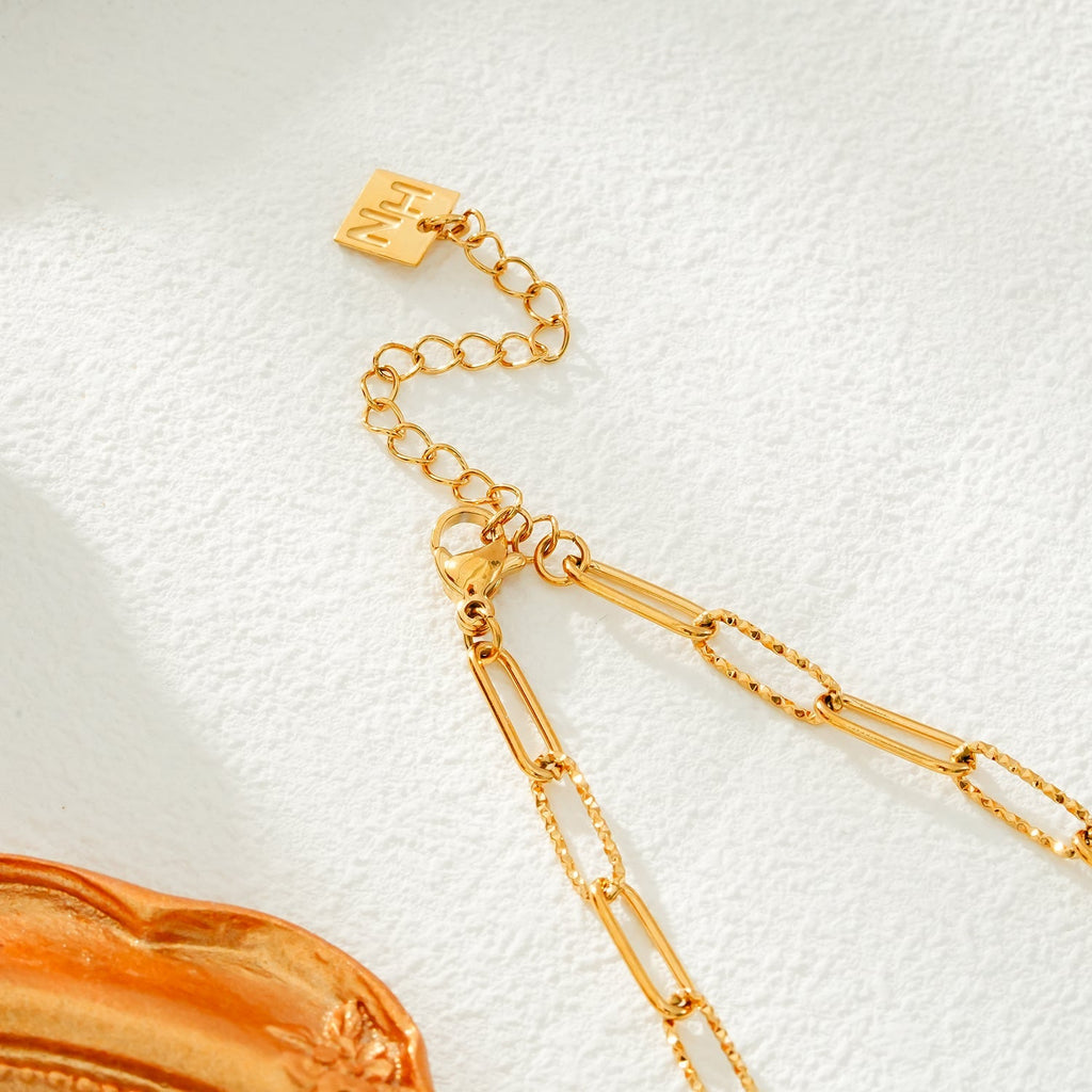 FRETTA: Radiant Star Shaped Pendant Zirconia Paper - Clip Chain Necklace in Gold. - MacroPanora