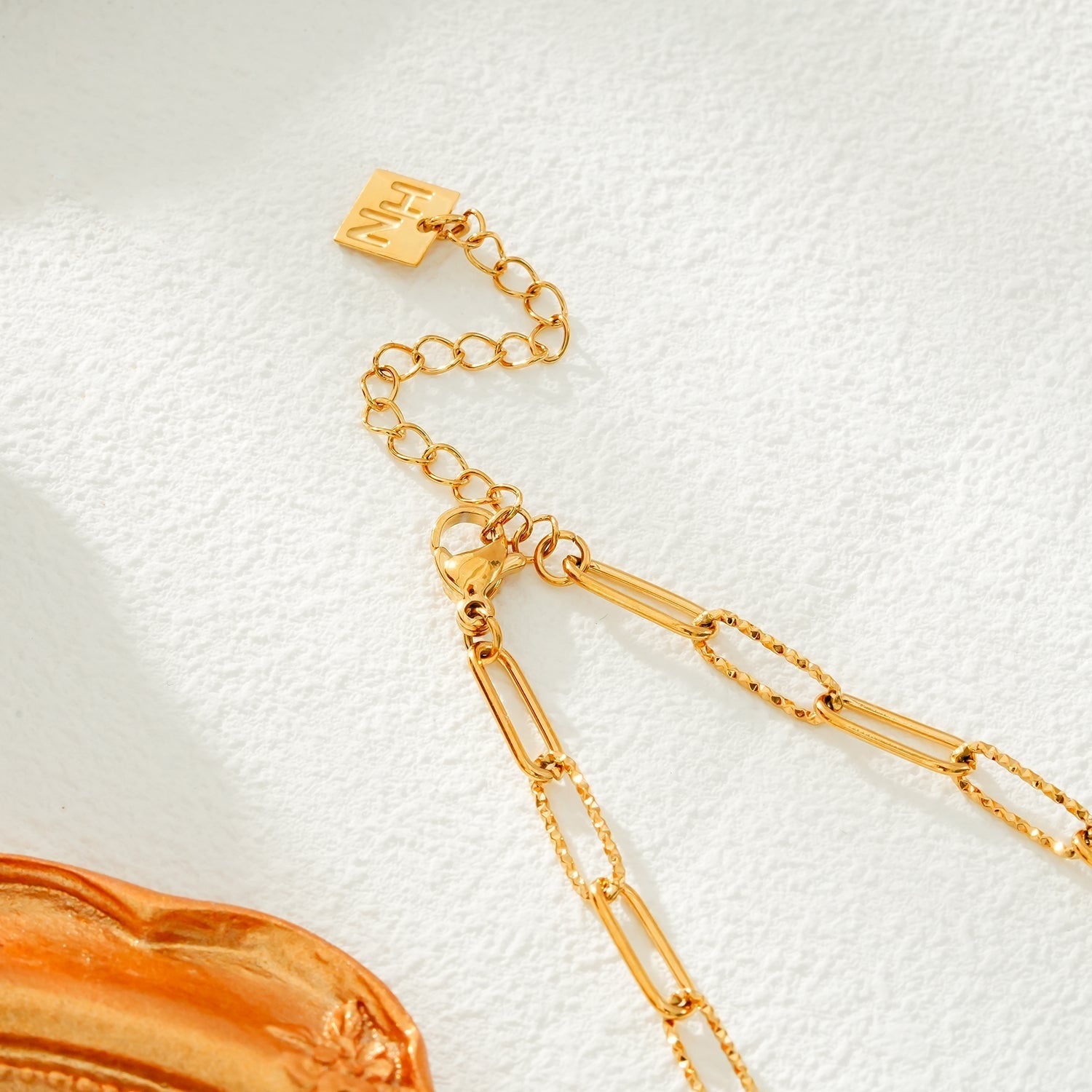 FRETTA: Radiant Star Shaped Pendant Zirconia Paper - Clip Chain Necklace in Gold. - MacroPanora