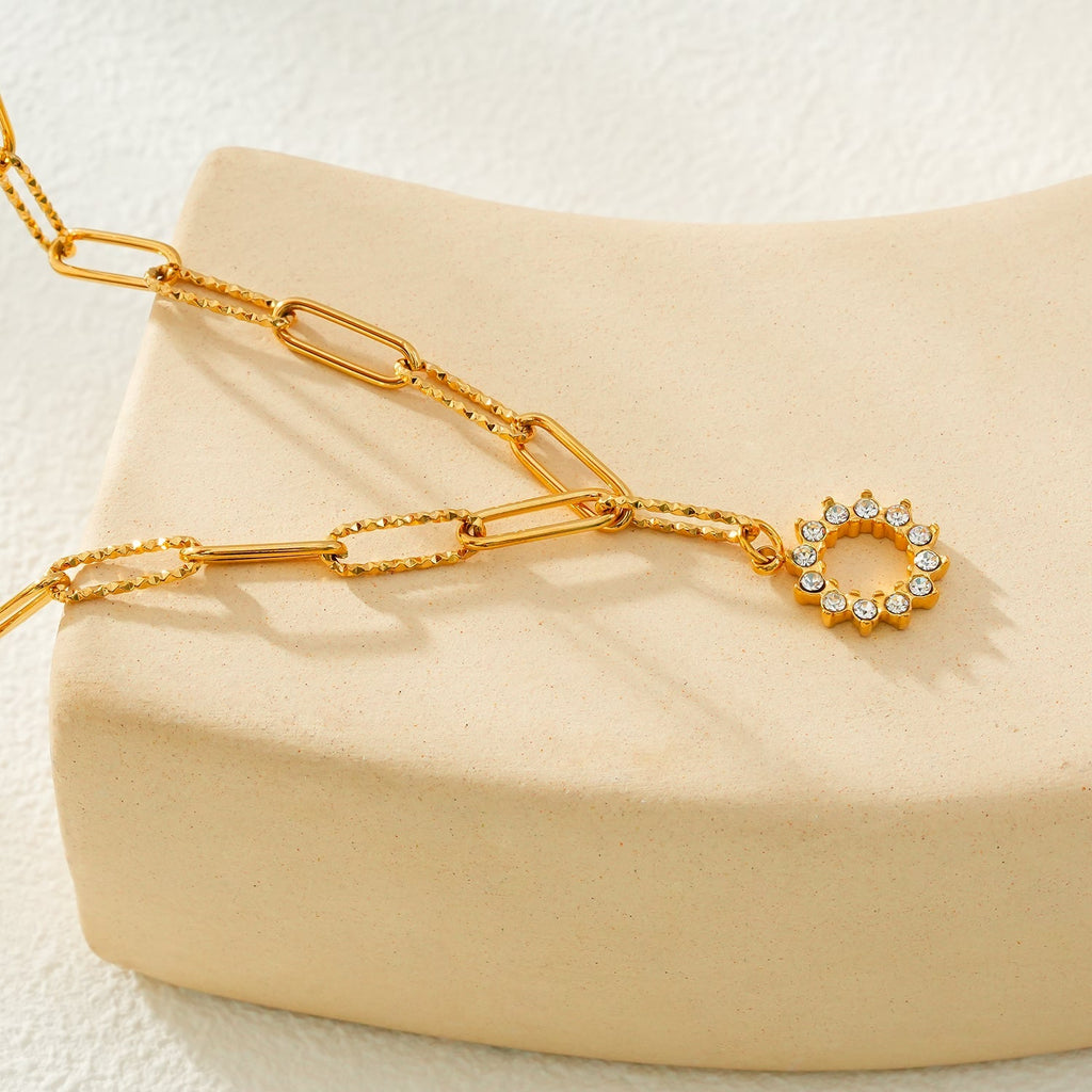 FRETTA: Radiant Star Shaped Pendant Zirconia Paper - Clip Chain Necklace in Gold. - MacroPanora