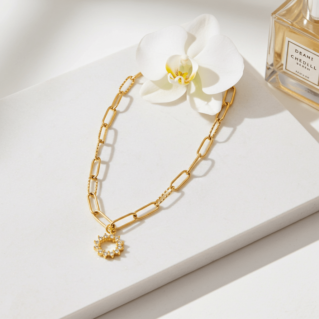 FRETTA: Radiant Star Shaped Pendant Zirconia Paper-Clip Chain Necklace in Gold. - MacroPanora