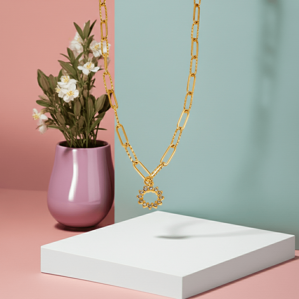 FRETTA: Radiant Star Shaped Pendant Zirconia Paper-Clip Chain Necklace in Gold. - MacroPanora