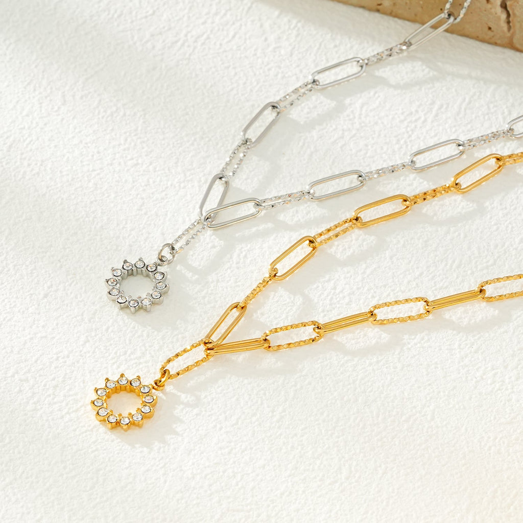 FRETTA: Radiant Star Shaped Pendant Zirconia Paper - Clip Chain Necklace in White Gold (Silver Toned) - MacroPanora