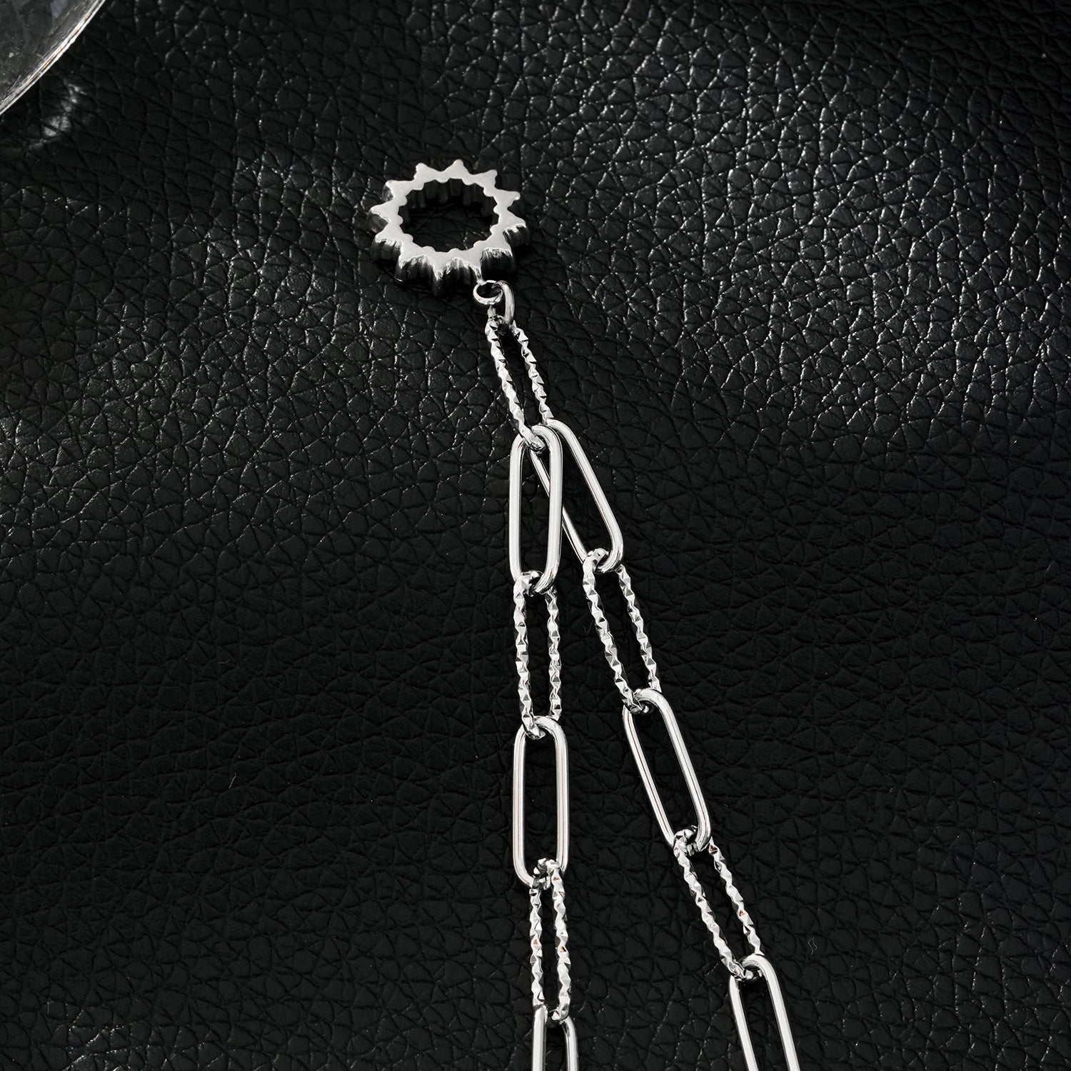 FRETTA: Radiant Star Shaped Pendant Zirconia Paper - Clip Chain Necklace in White Gold (Silver Toned) - MacroPanora