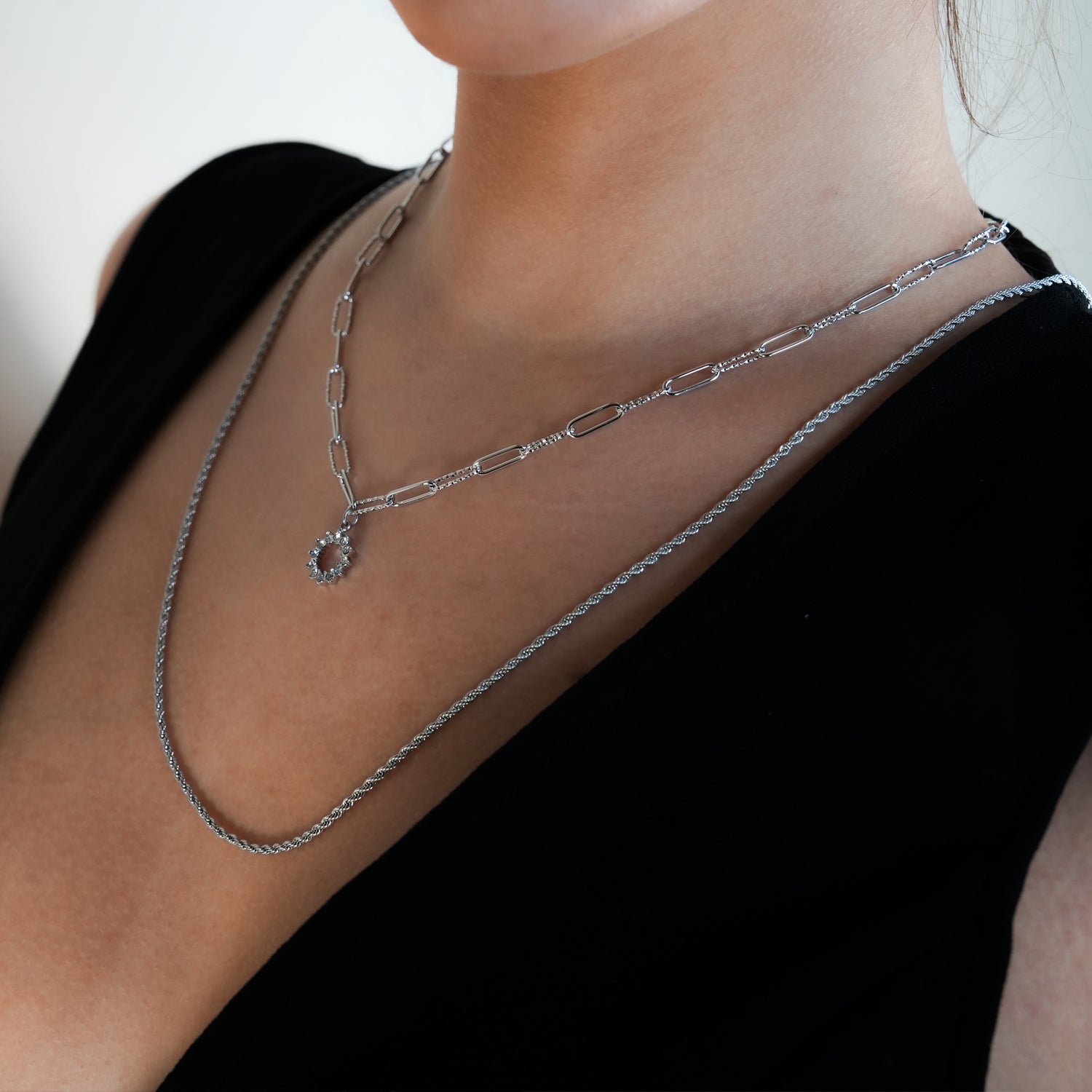 FRETTA: Radiant Star Shaped Pendant Zirconia Paper - Clip Chain Necklace in White Gold (Silver Toned) - MacroPanora