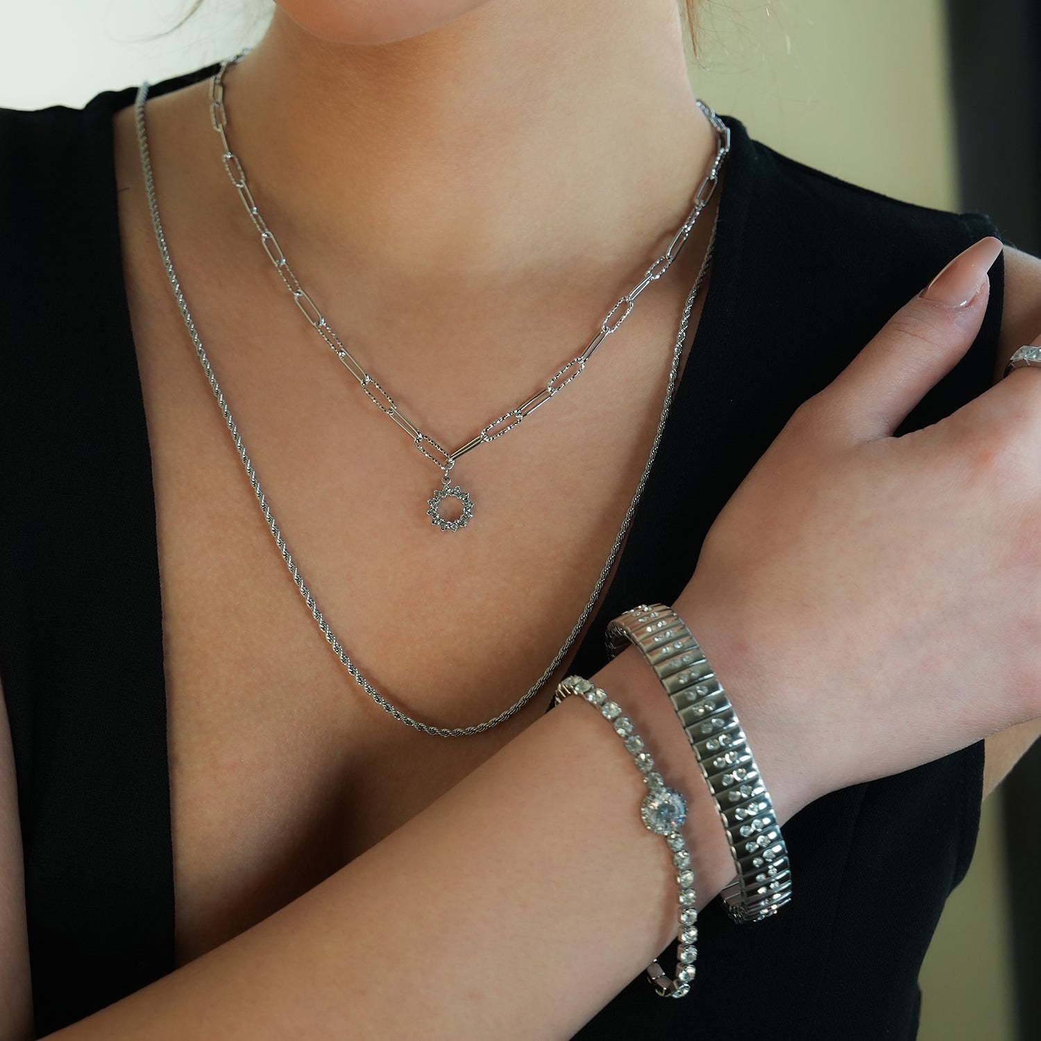 FRETTA: Radiant Star Shaped Pendant Zirconia Paper - Clip Chain Necklace in White Gold (Silver Toned) - MacroPanora