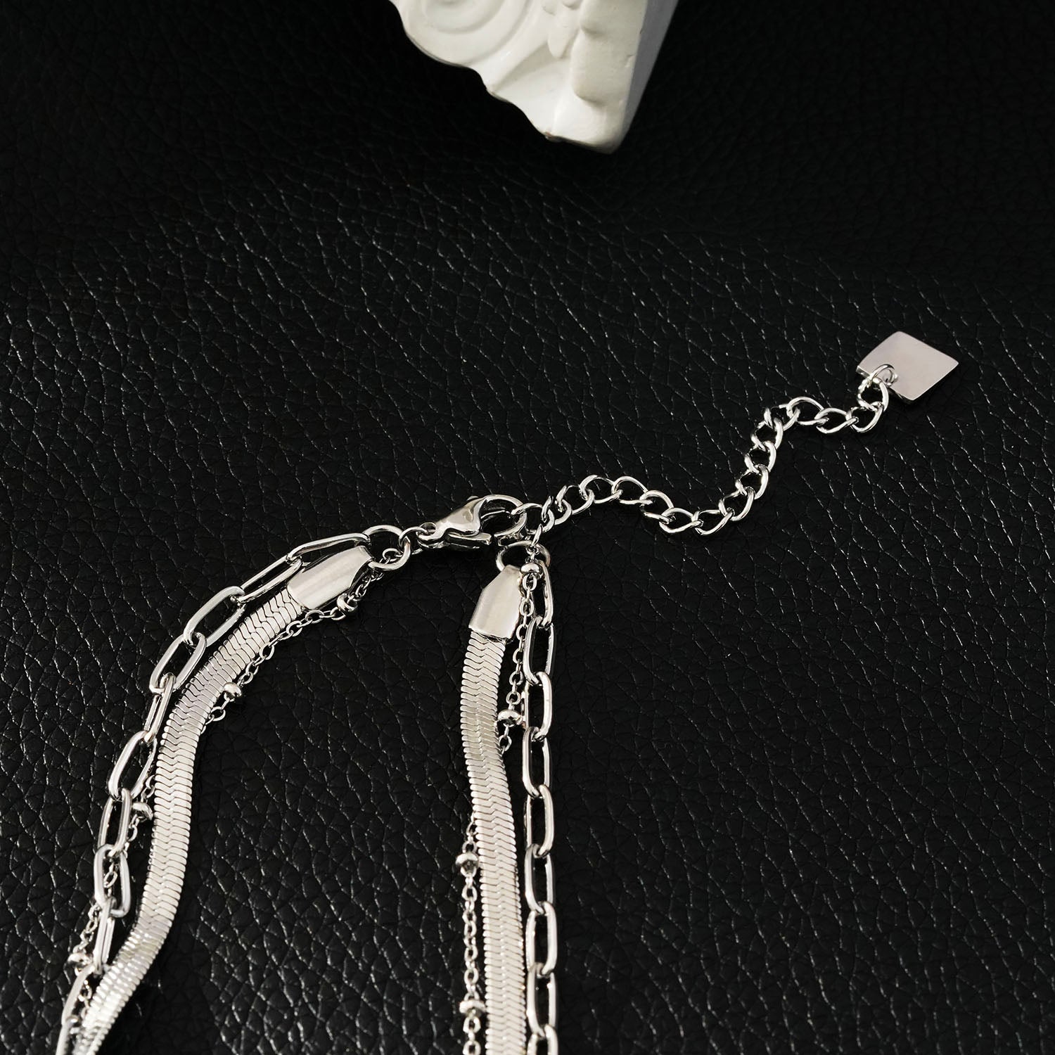 GEILNAR: Triple Layer Mixed - Chain Necklace in Silver - MacroPanora