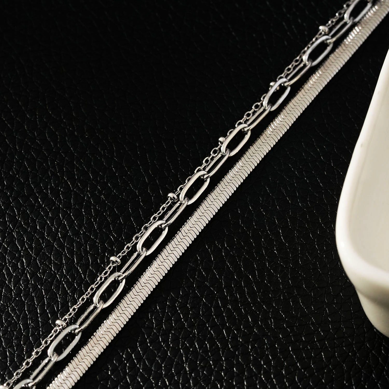 GEILNAR: Triple Layer Mixed - Chain Necklace in Silver - MacroPanora