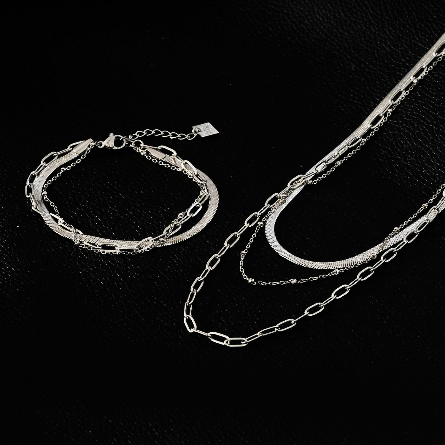 GEILNAR: Triple Layer Mixed - Chain Necklace in Silver - MacroPanora