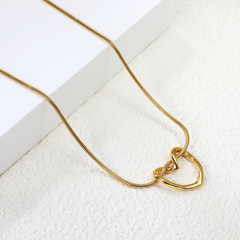 Heartfelt Hollow Pendant Necklace - MacroPanora