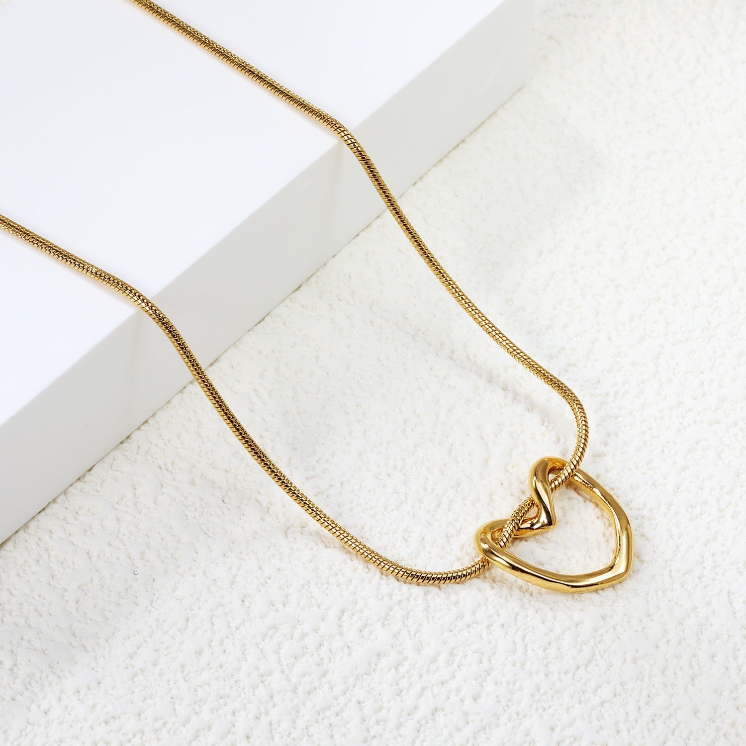 Heartfelt Hollow Pendant Necklace - MacroPanora