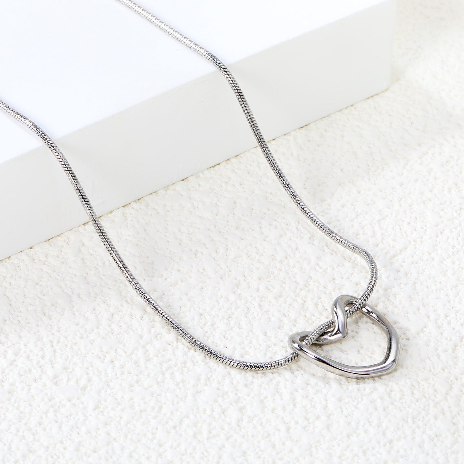 Heartfelt Hollow Pendant Necklace - MacroPanora