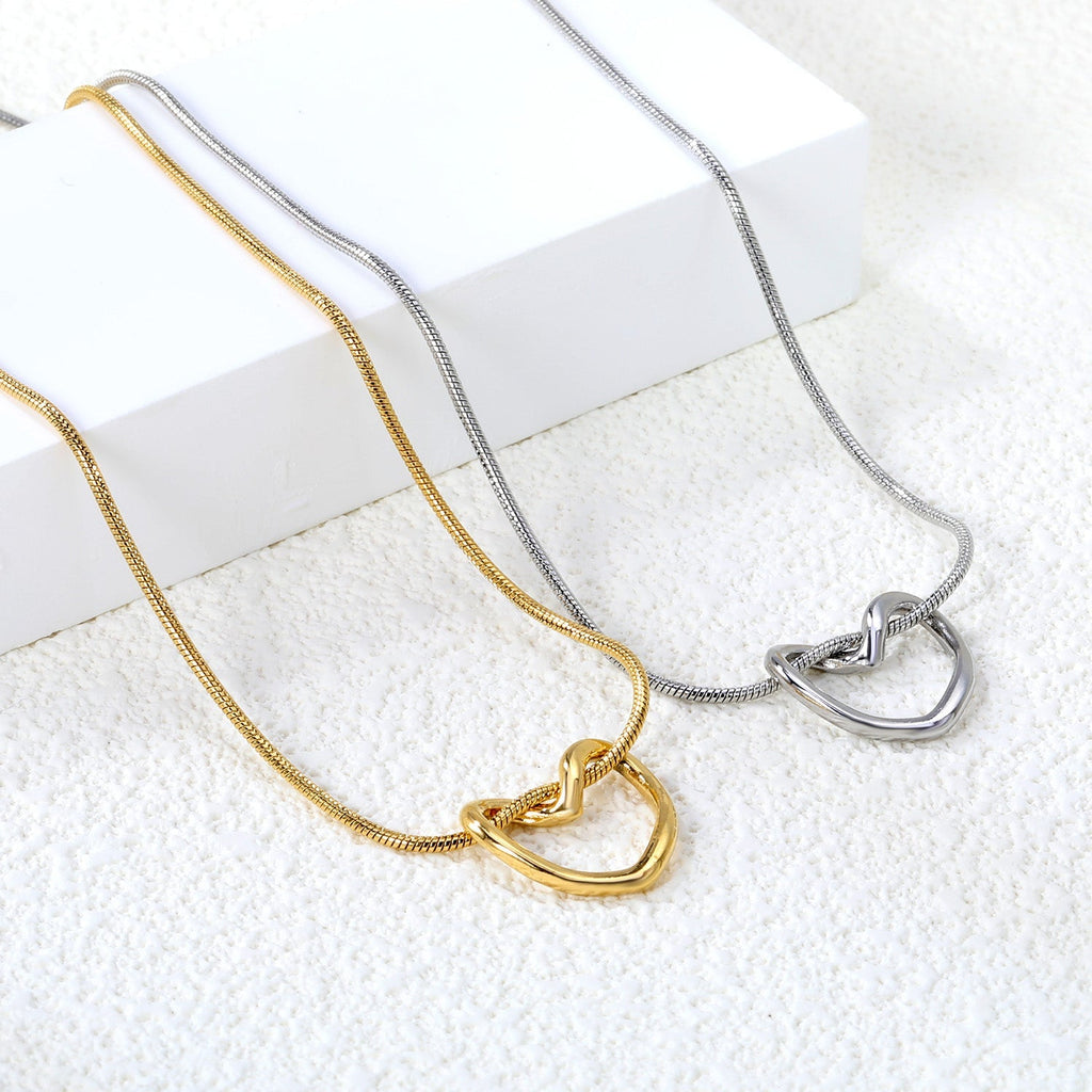 Heartfelt Hollow Pendant Necklace - MacroPanora