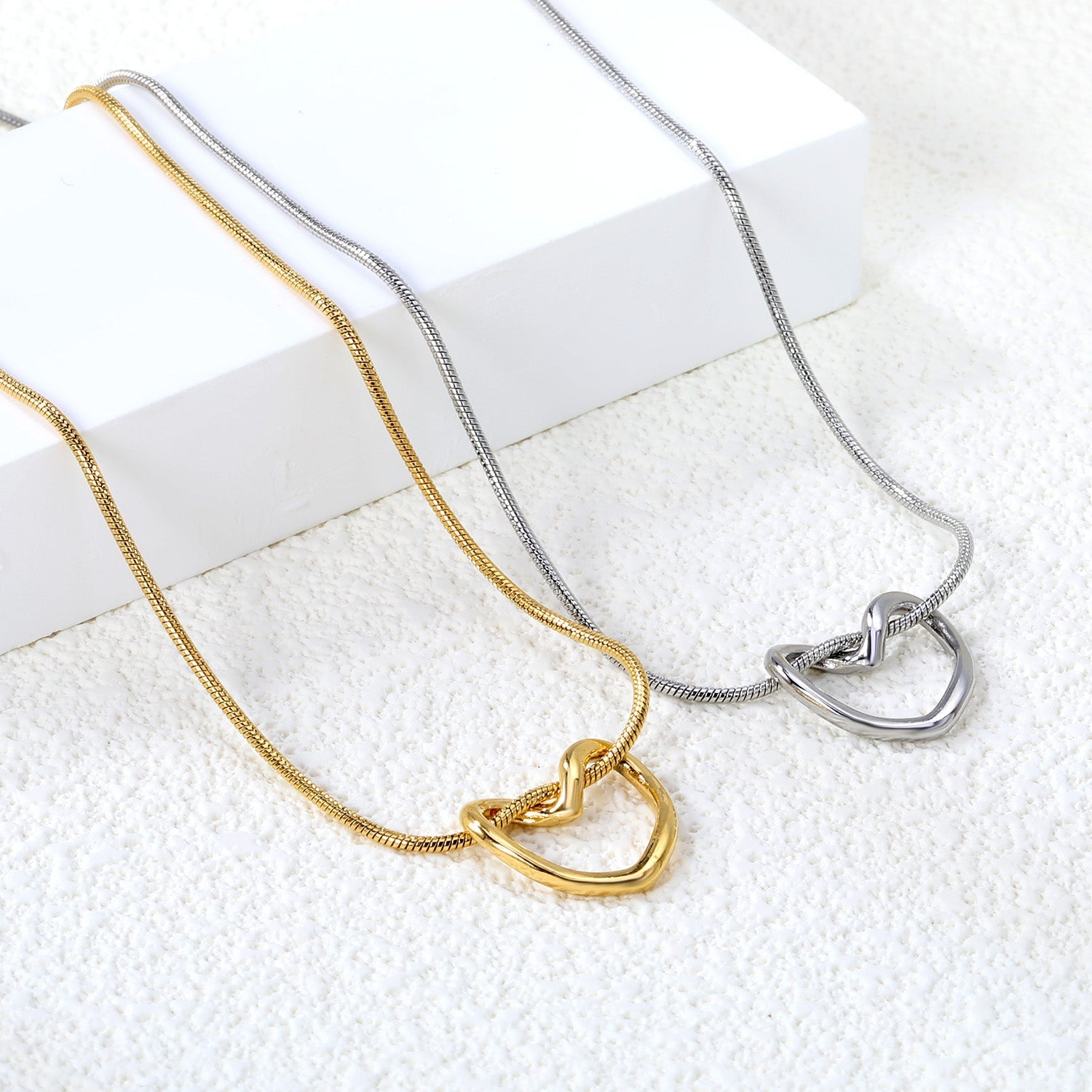 Heartfelt Hollow Pendant Necklace - MacroPanora